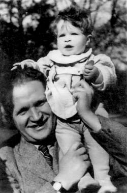 Арнольд Дейч с дочерью. Фото из архива А. Пронина