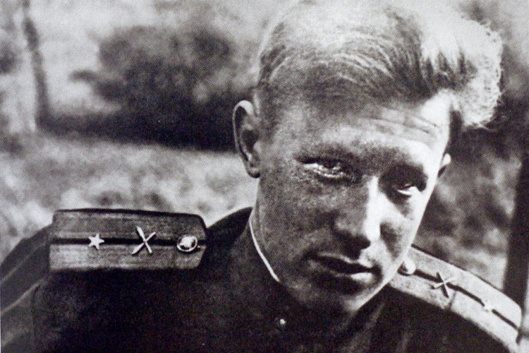 Лейтенант Юрий Дроздов в апреле 1945 года. Фото: Николай Долгополов/ Легендарные разведчики