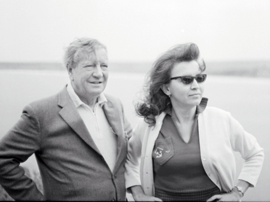 Ким Филби с женой Руфиной смотрят в сторону турецкого берега.