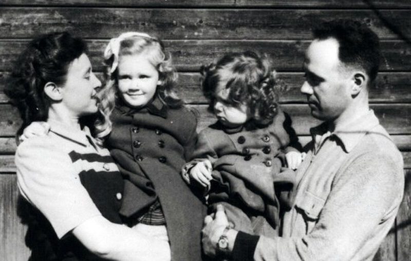 На снимке: Владимир Барковский c женой и детьми.