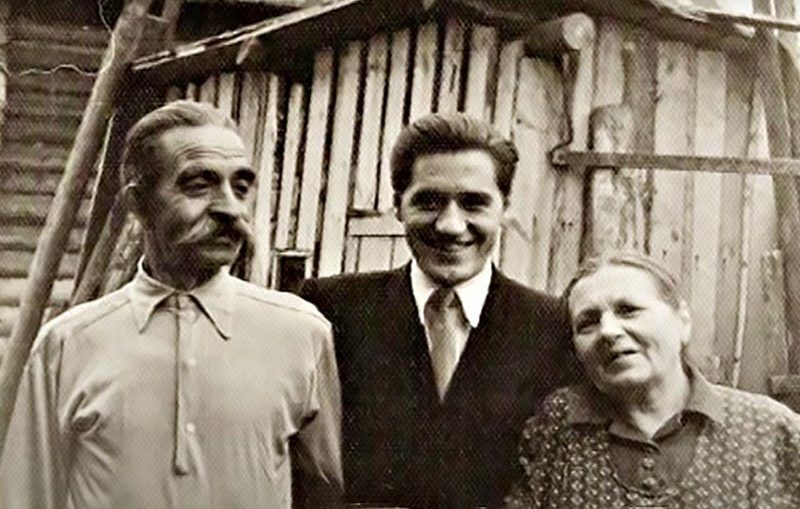 На снимке: Алексей Козлов c дедушкой и бабушкой.
