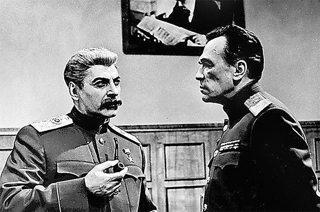  Фрагмент телесериала «Семнадцать мгновений весны»: начальник внешней разведки докладывает Сталину последние разведданные. © / Кадр из фильма 