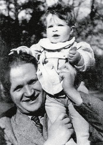 Арнольд Дейч с дочерью Нинеттой (фото из архива А. Пронина).