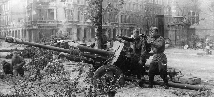 76-мм орудие ЗиС-3 в бою на одной из улиц Берлина, апрель 1945 г.