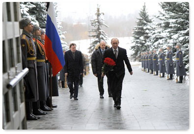 В.В.Путин приехал на Троекуровское кладбище проститься с Г.А.Вартаняном        