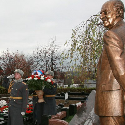 Героя фильма "Тегеран–43" увековечили в памятнике 
        
